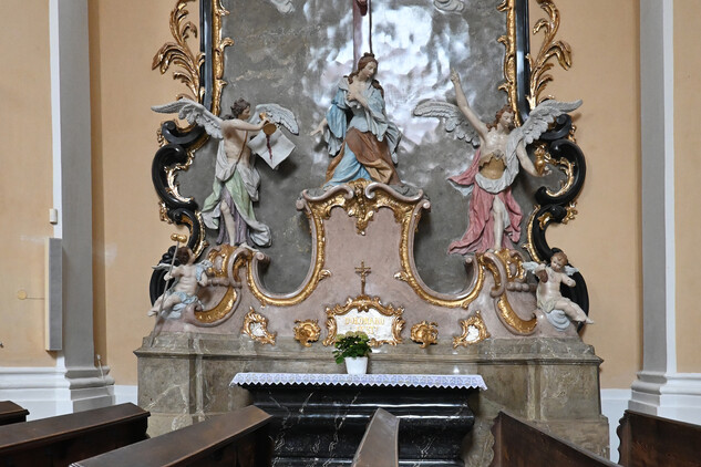 Boční oltář Ukřižování Páně po restaurování