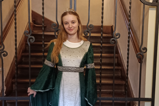 Princezna v zelených gotických šatech.